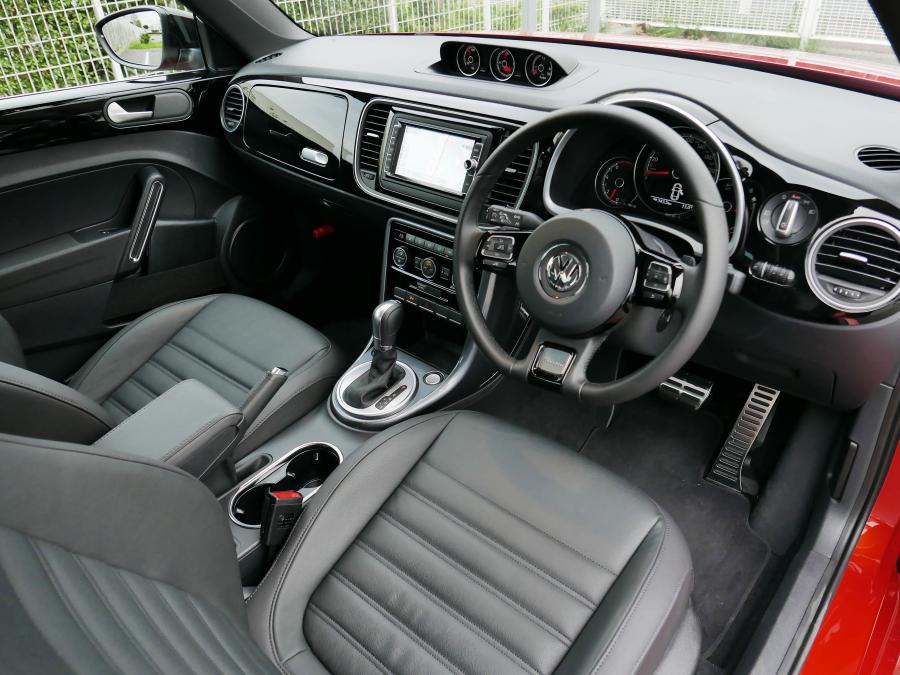 Интерьер Volkswagen Beetle R-Line 2016 года  (JP) (фото 5 из 20)